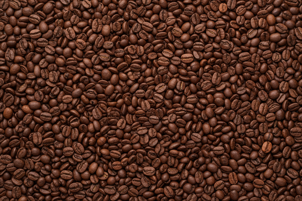 vollflächig ausgebreitete Kaffeebohnen